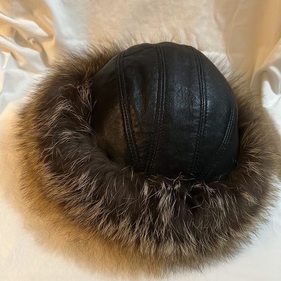 Mitchie’s Matchings Aspen Black Leather Hat w/Fox Fur Trim EUC - Picture 4 of 7